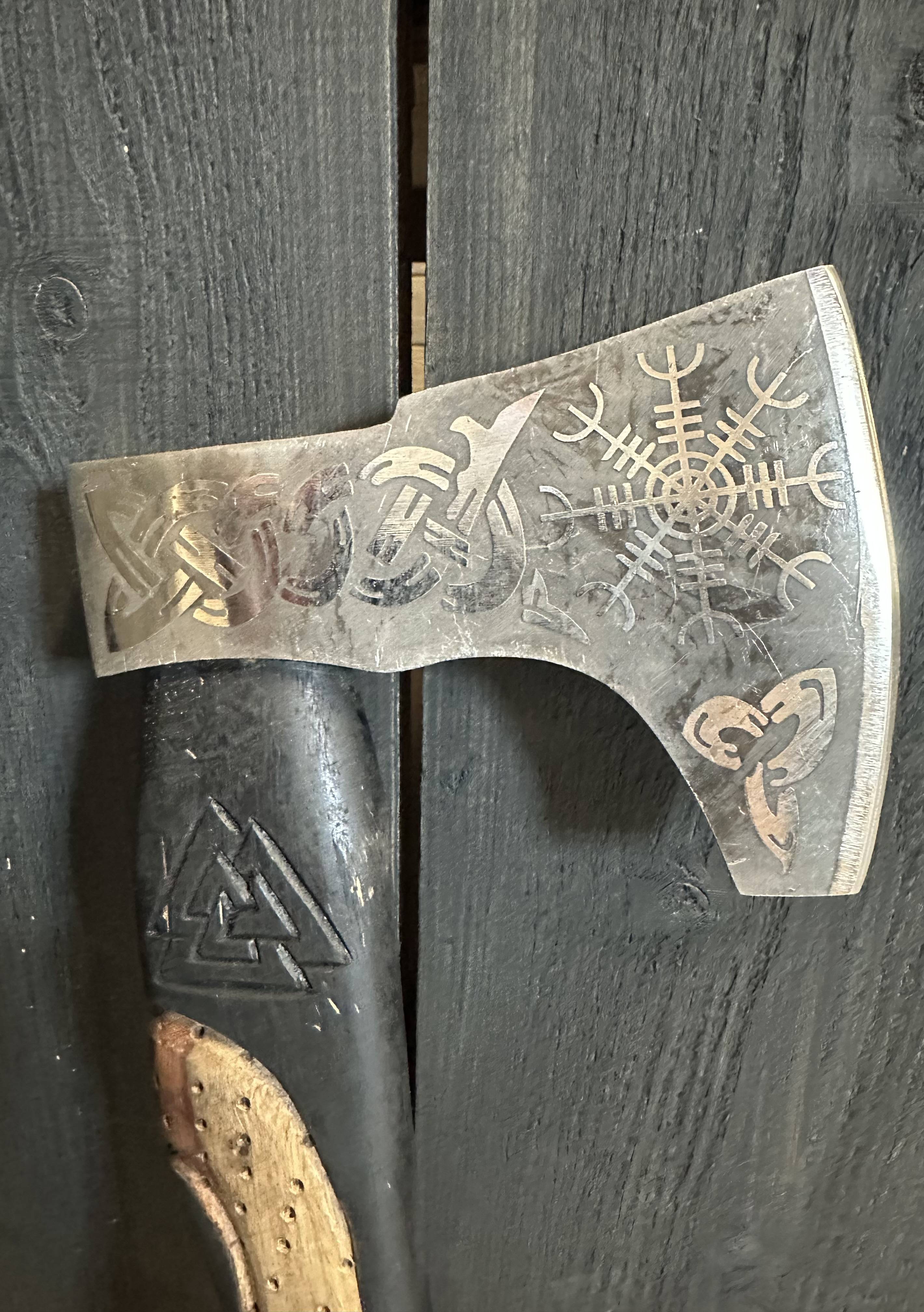 Vikingbijl met gegraveerd Bijlblad, gesneden handvat en leren schede