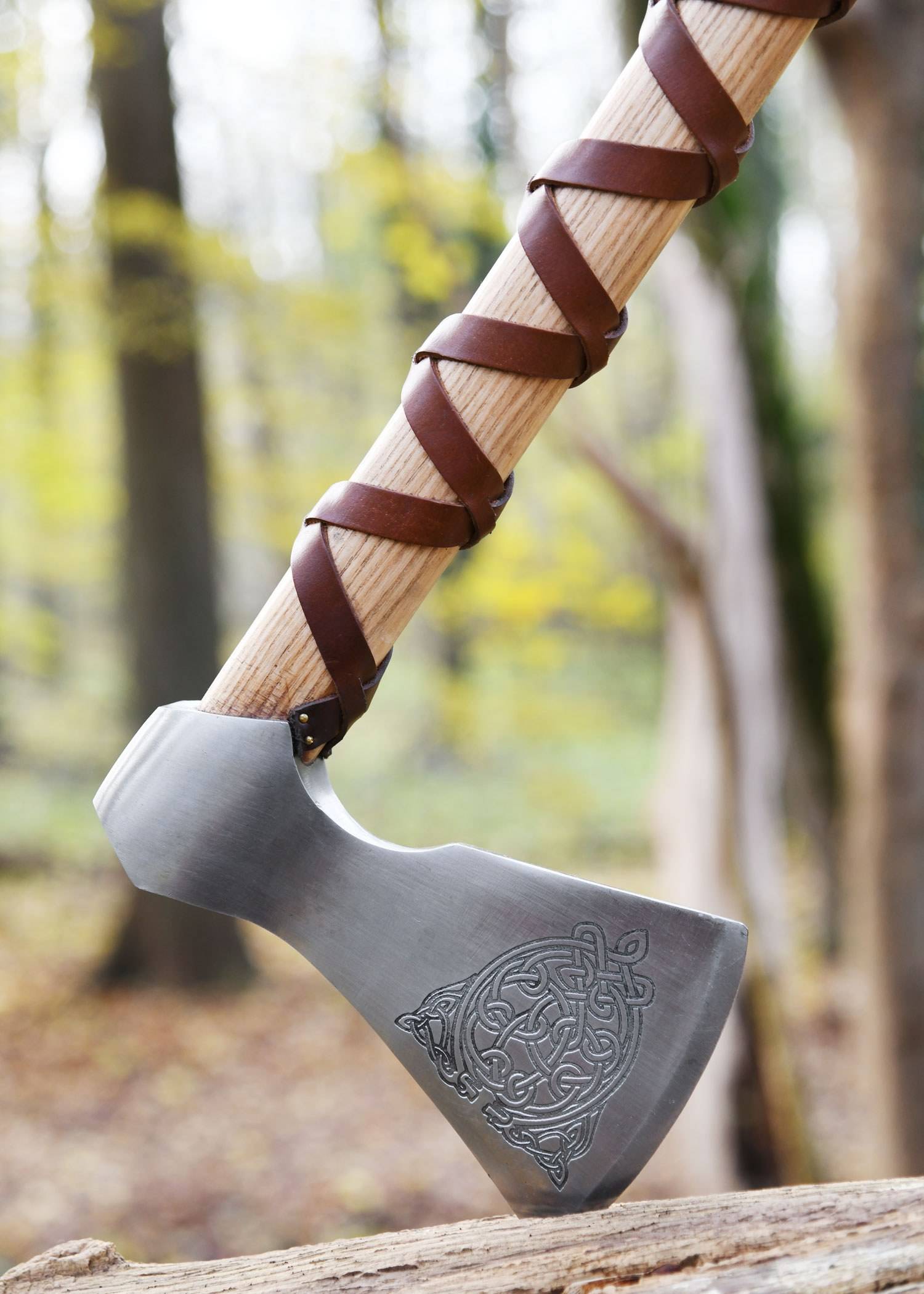 Vikingbijl van gegoten staal, type F, met gravure en lederen grip
