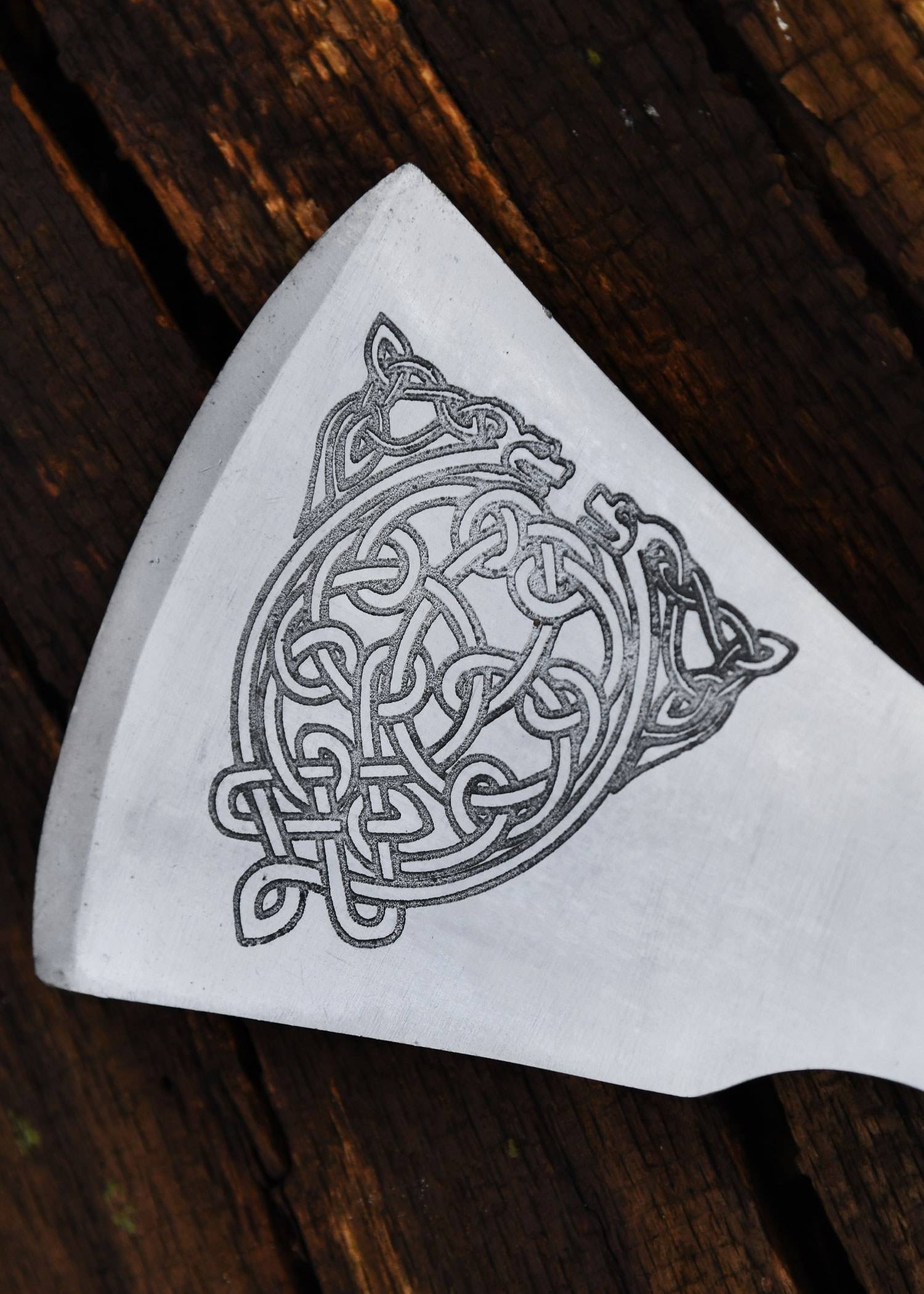 Vikingbijl van gegoten staal, type F, met gravure en lederen grip