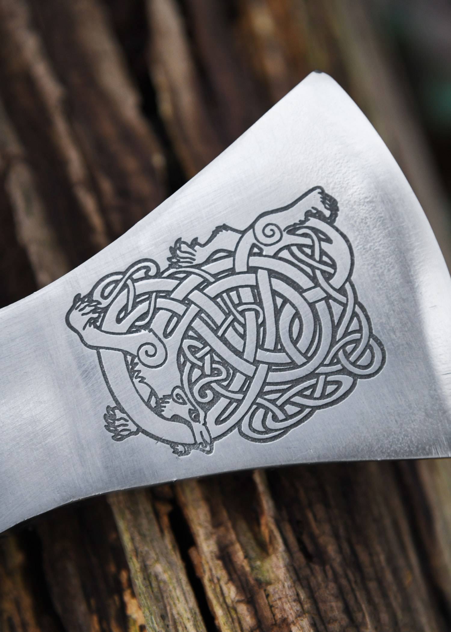 Vikingbijl van gegoten staal, type H, met gravure en lederen grip