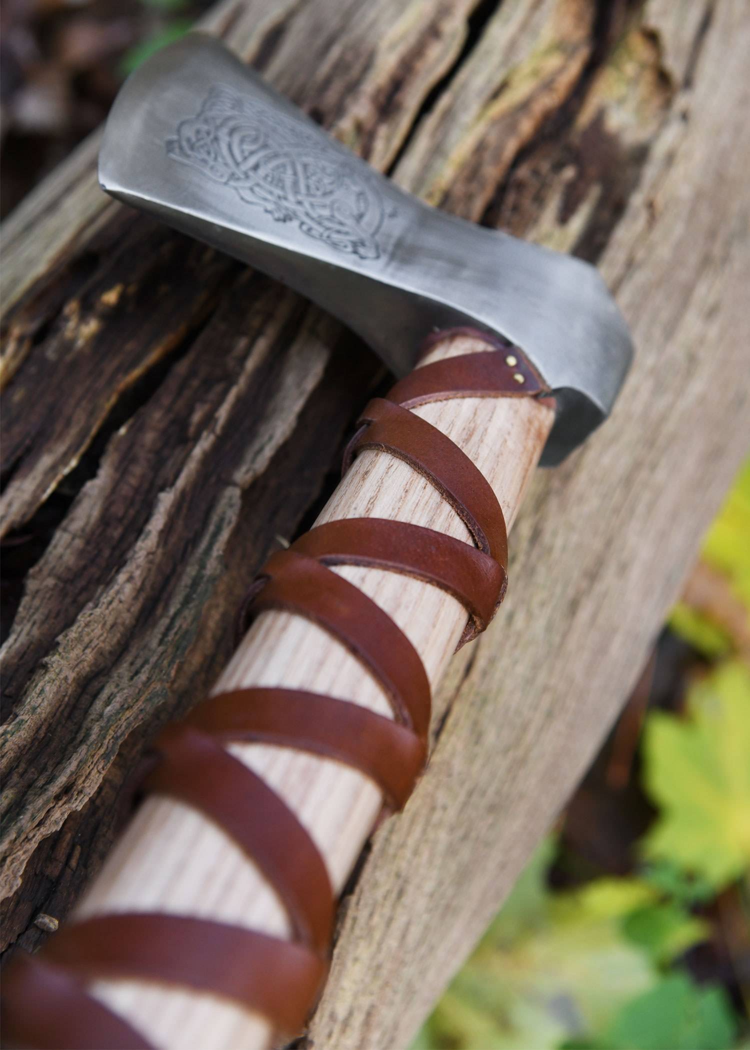 Vikingbijl van gegoten staal, type H, met gravure en lederen grip