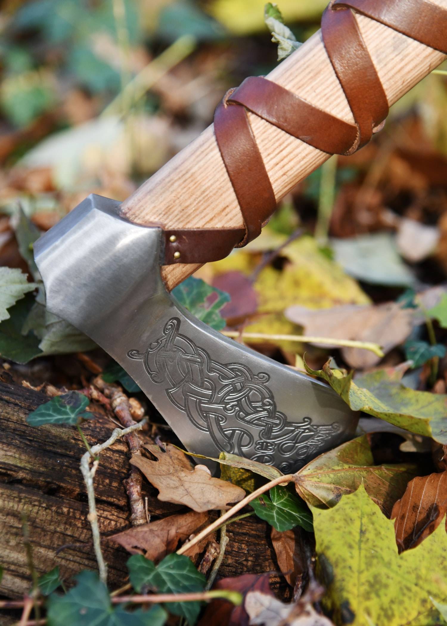 Vikingbijl van gegoten staal, type L, met gravure en lederen grip
