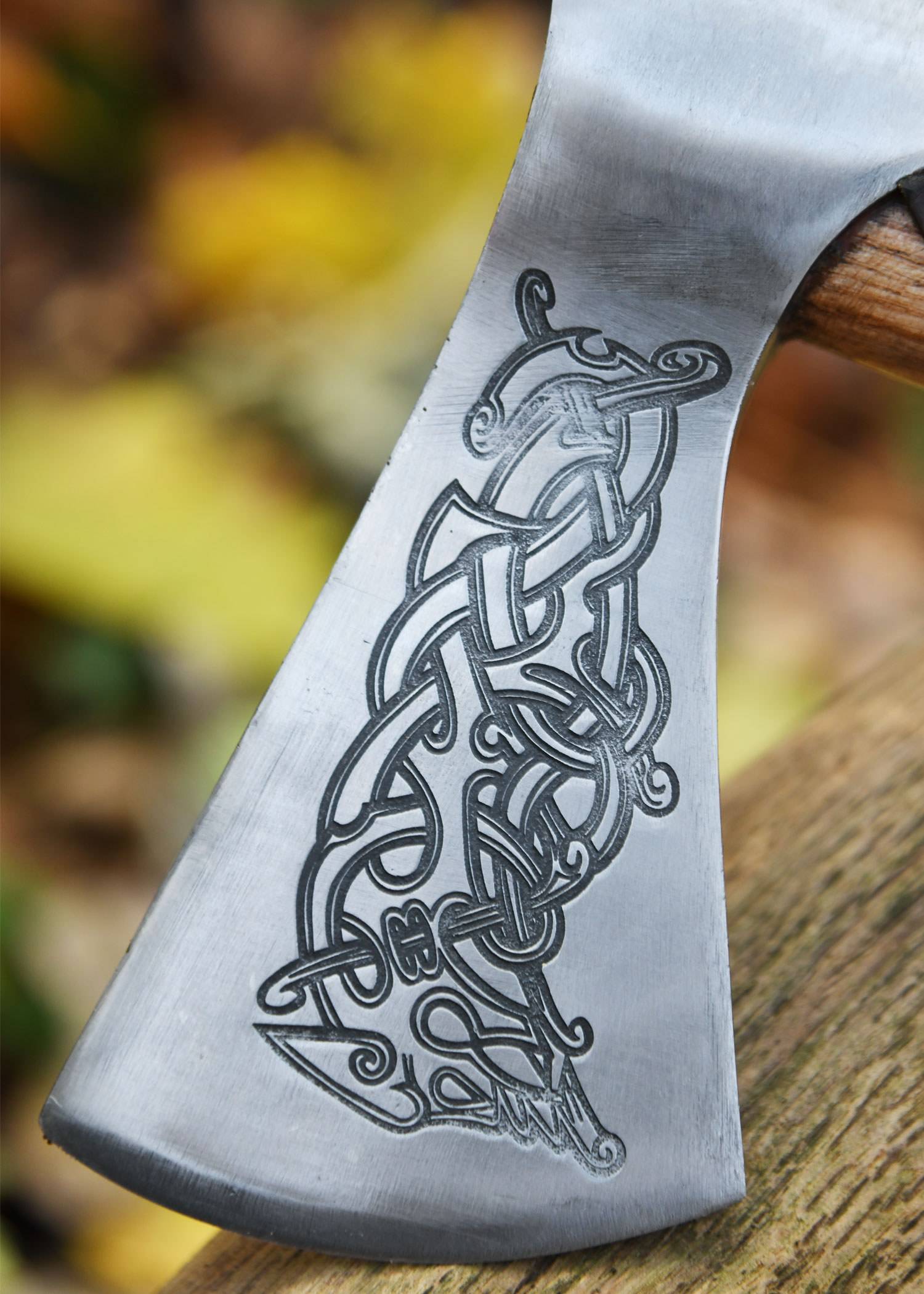 Vikingbijl van gegoten staal, type L, met gravure en lederen grip