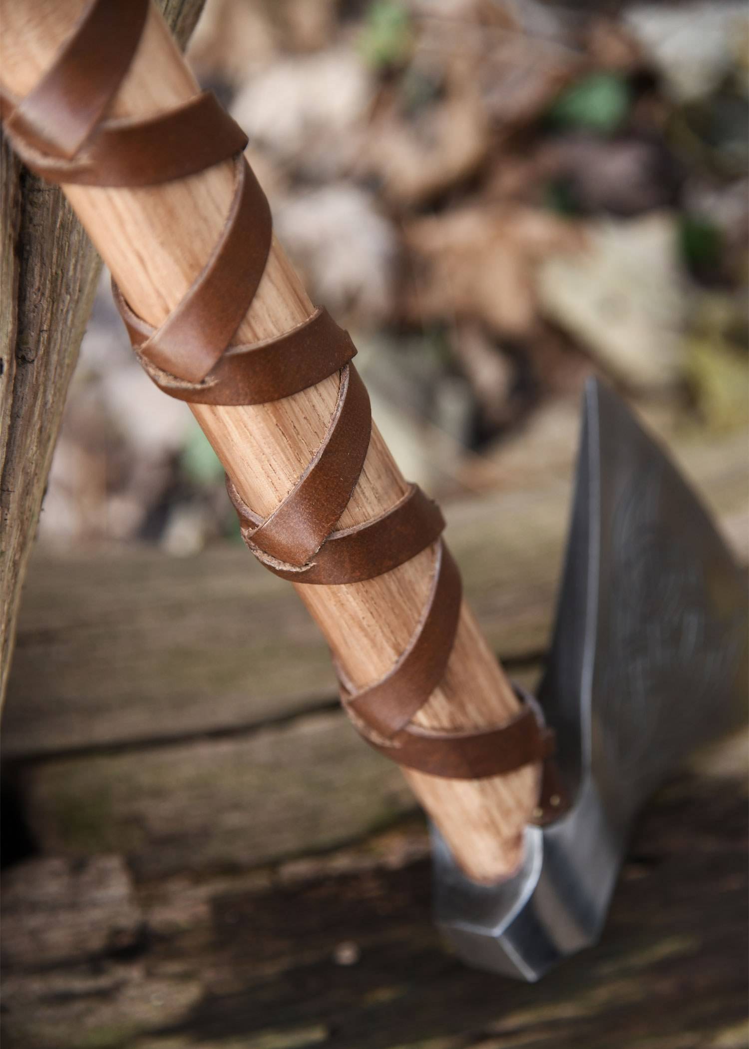 Vikingbijl van gegoten staal, type M, met gravure en lederen grip