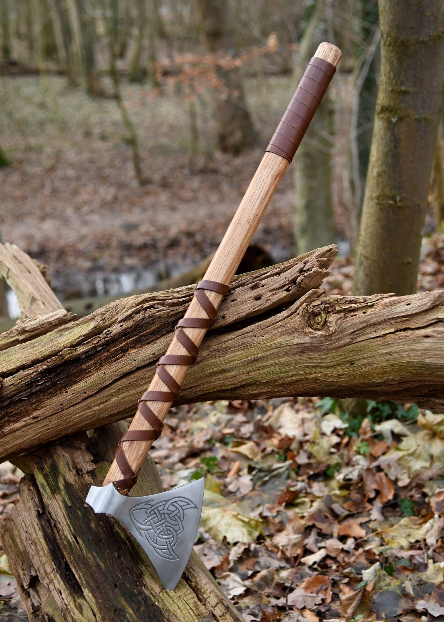 Vikingbijl van gegoten staal, type M, met gravure en lederen grip