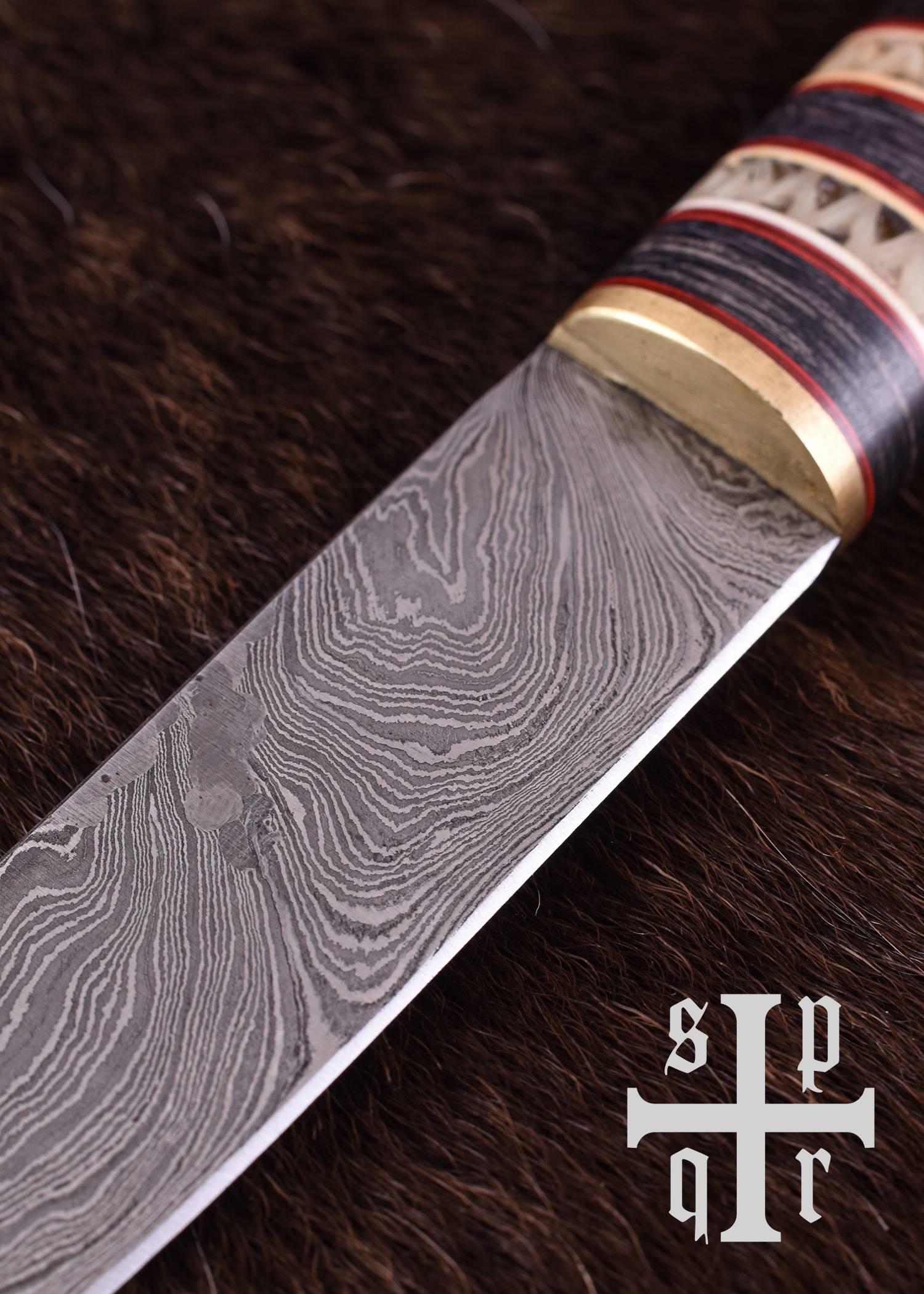 Viking Mes met damasten lemmet en houten handvat met benen bies