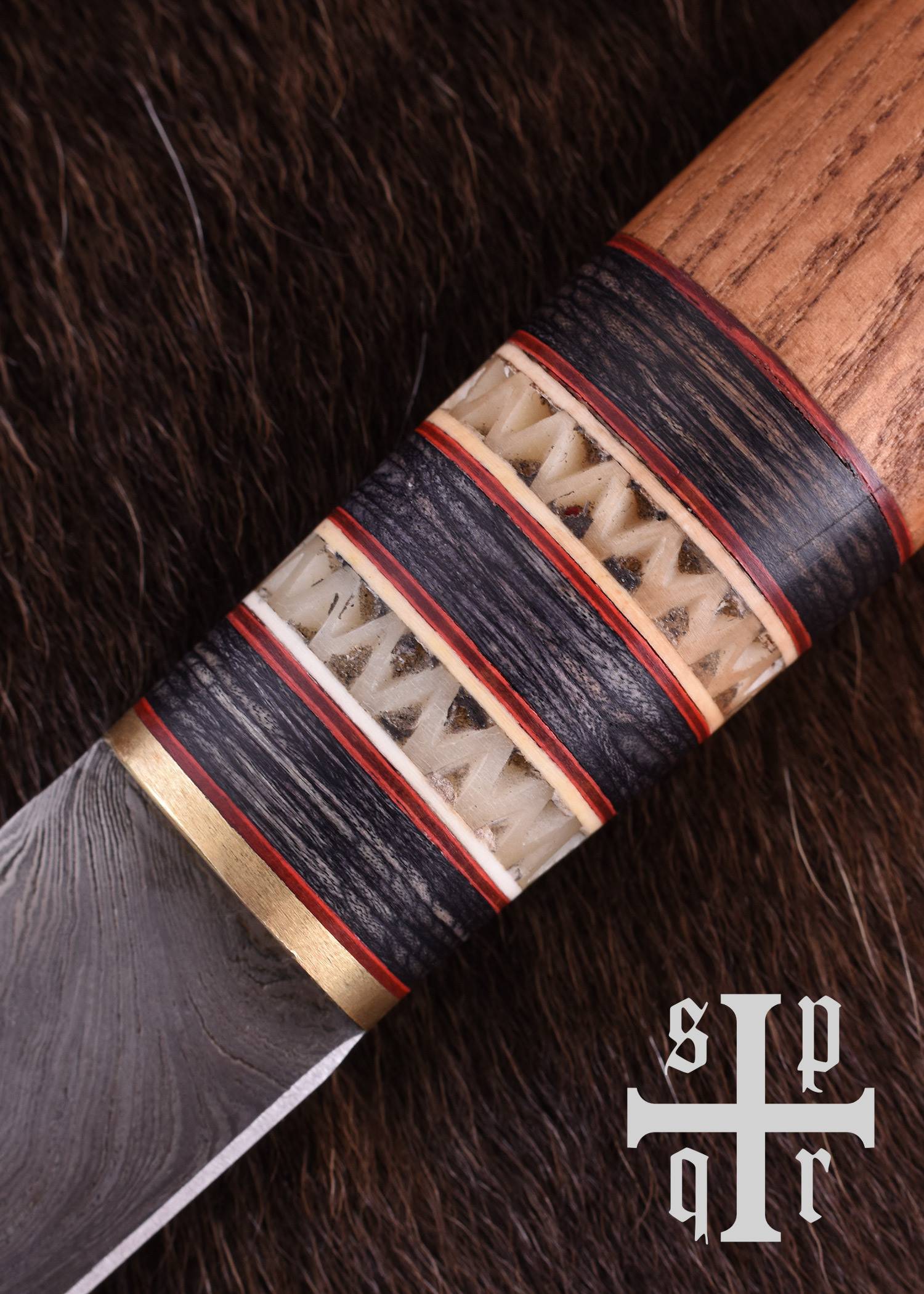 Viking Mes met damasten lemmet en houten handvat met benen bies