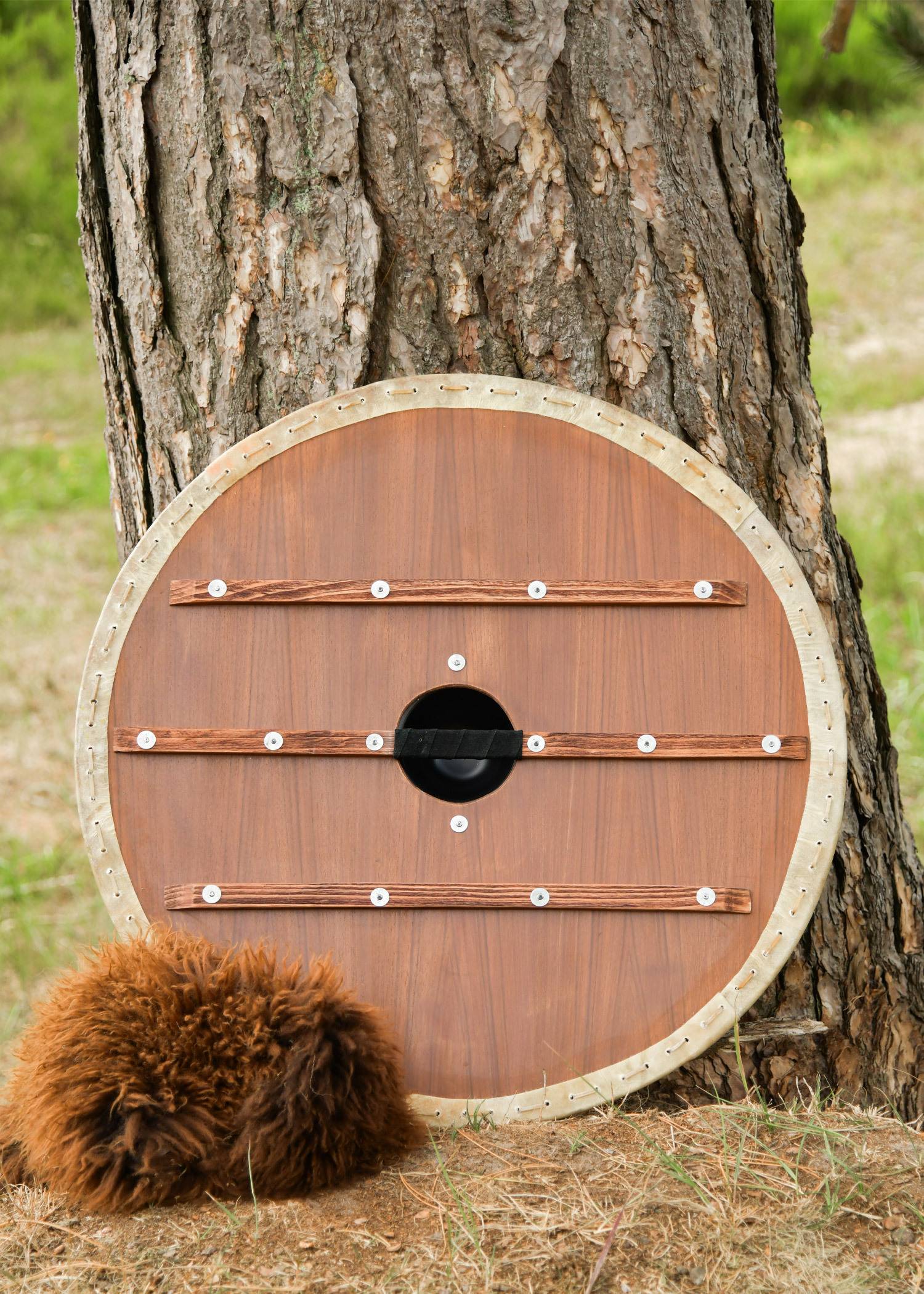 "Drakenschip" Viking-rondschild – Houten schild met drakenschipmotief en rand van ongelooid leer (rawhide), Ø 80 cm