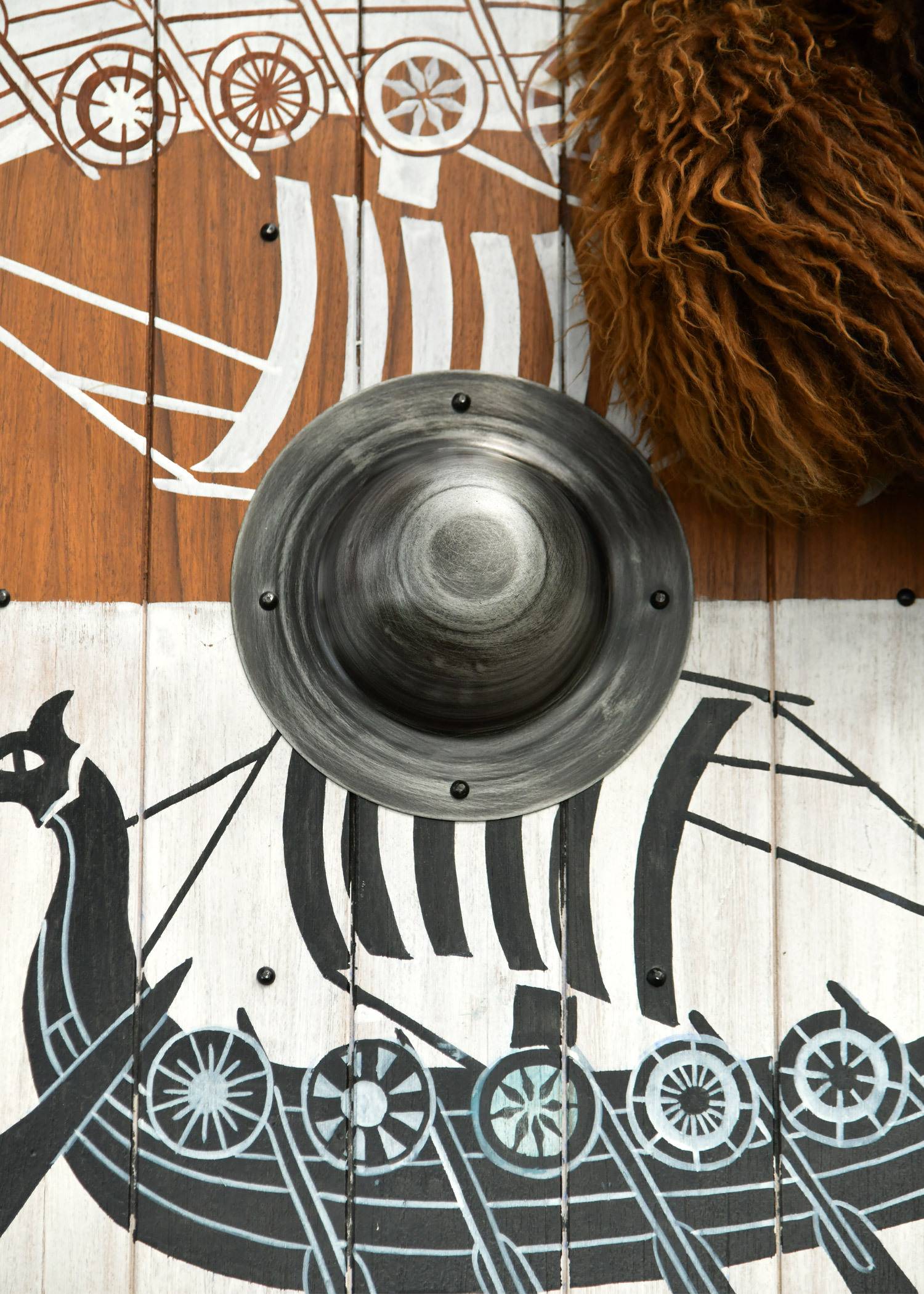 "Drakenschip" Viking-rondschild – Houten schild met drakenschipmotief en rand van ongelooid leer (rawhide), Ø 80 cm