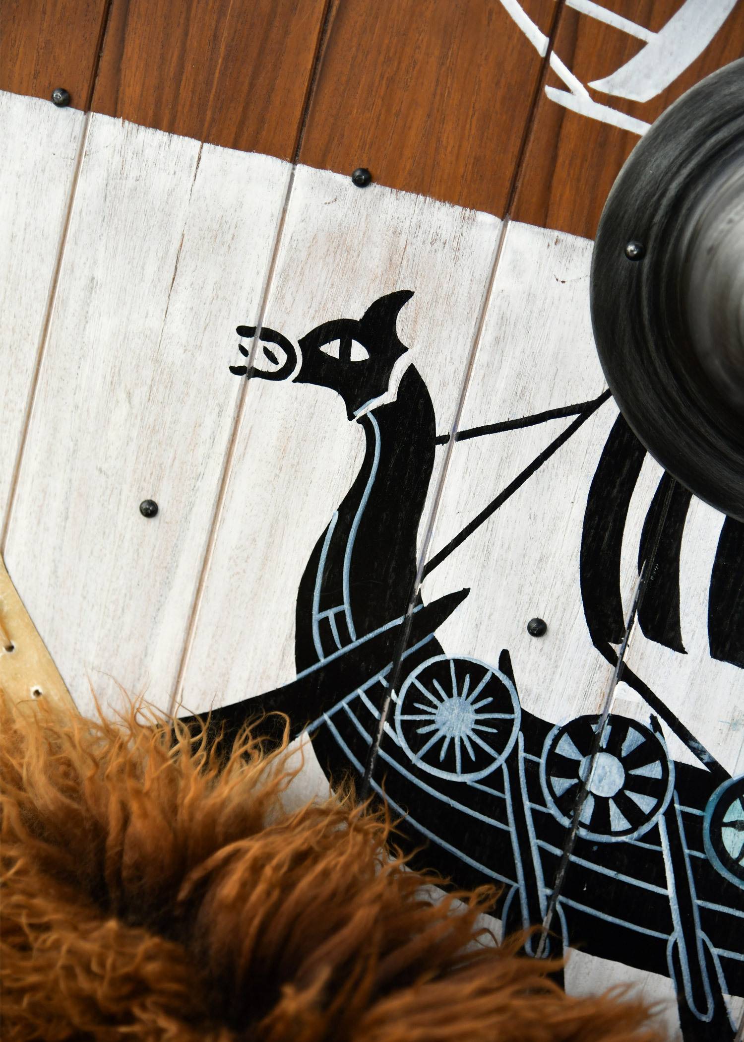 "Drakenschip" Viking-rondschild – Houten schild met drakenschipmotief en rand van ongelooid leer (rawhide), Ø 80 cm