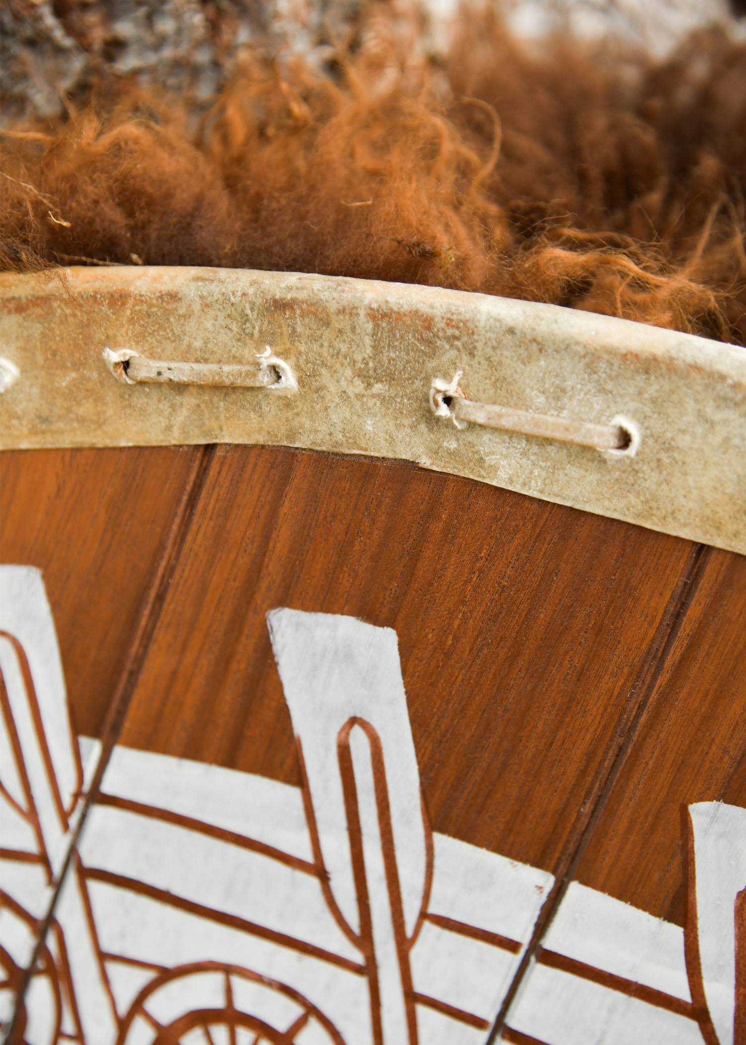 "Drakenschip" Viking-rondschild – Houten schild met drakenschipmotief en rand van ongelooid leer (rawhide), Ø 80 cm