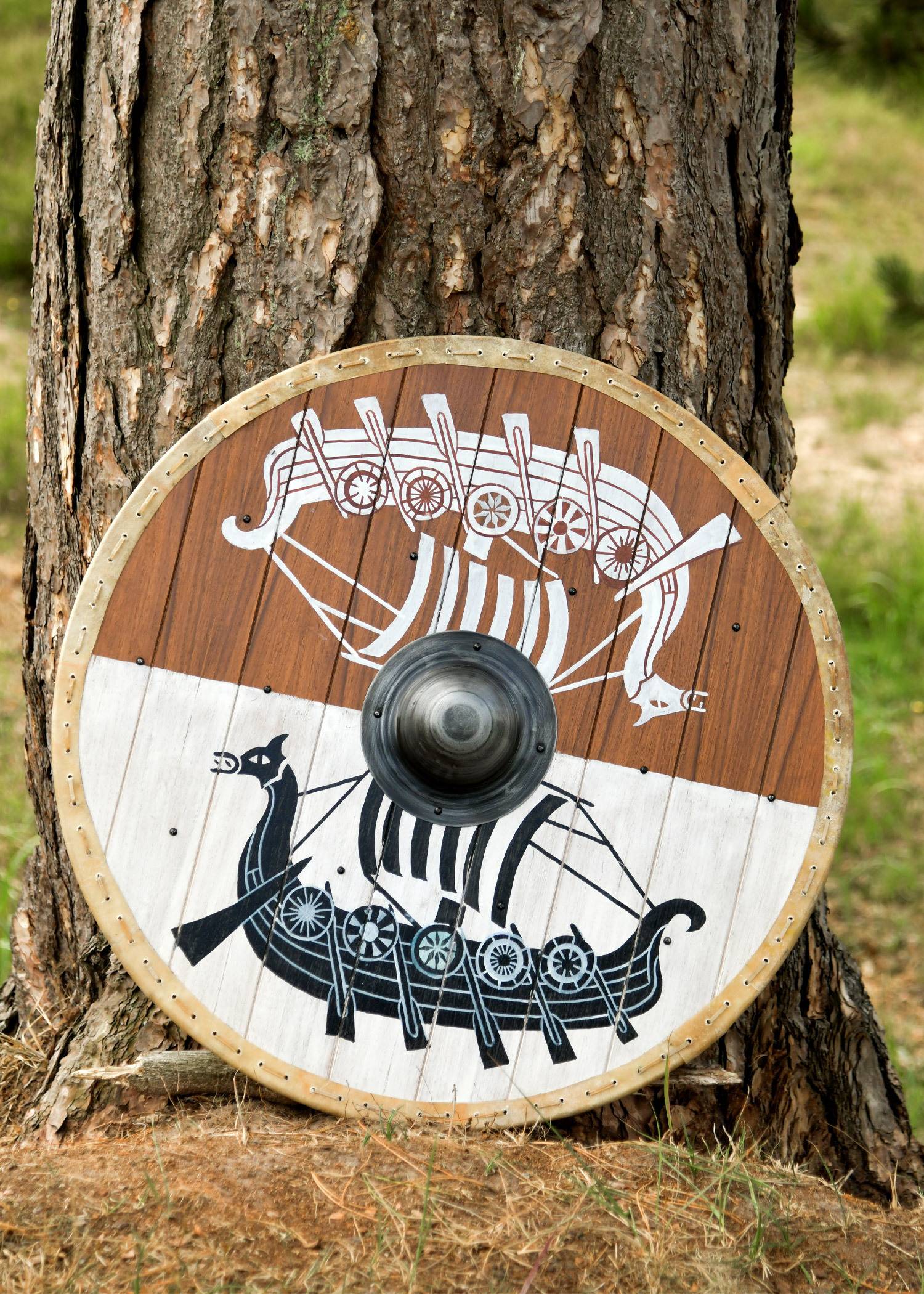 "Drakenschip" Viking-rondschild – Houten schild met drakenschipmotief en rand van ongelooid leer (rawhide), Ø 80 cm