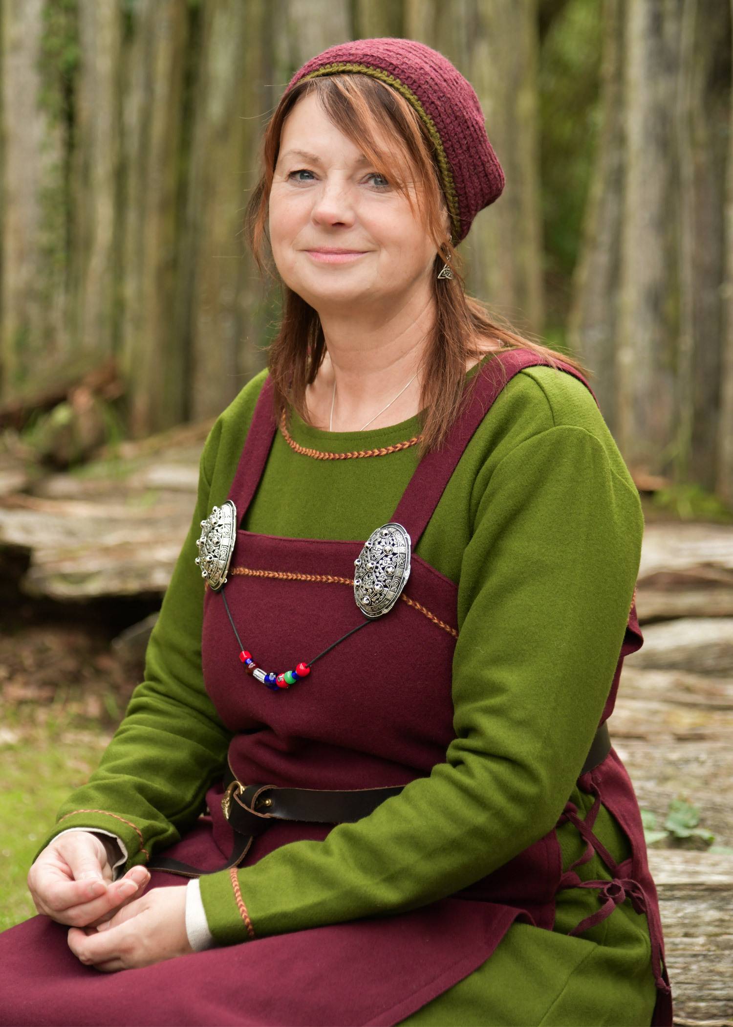 Gehaakte wollen Viking muts in bordeauxrood en groen