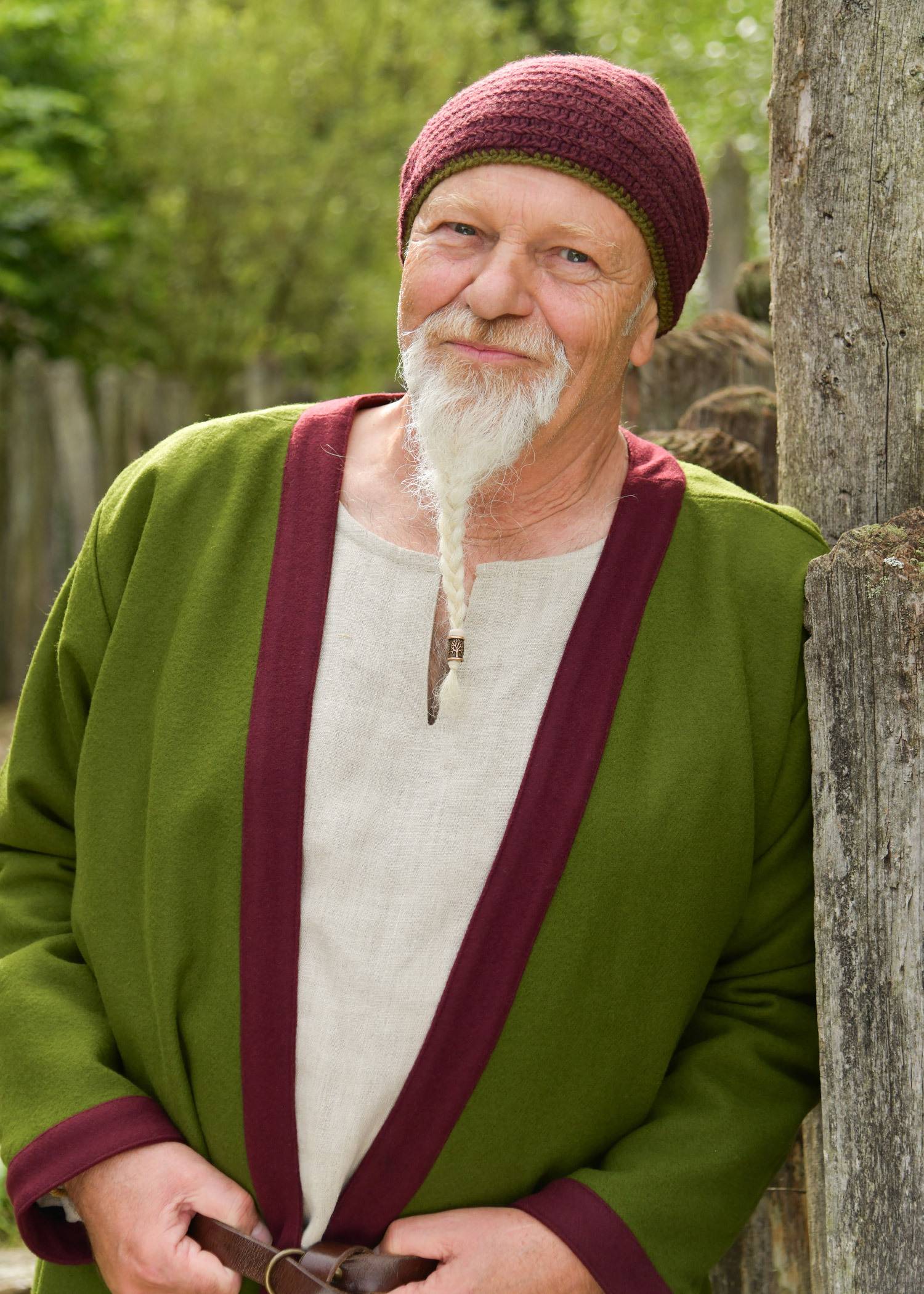 Gehaakte wollen Viking muts in bordeauxrood en groen