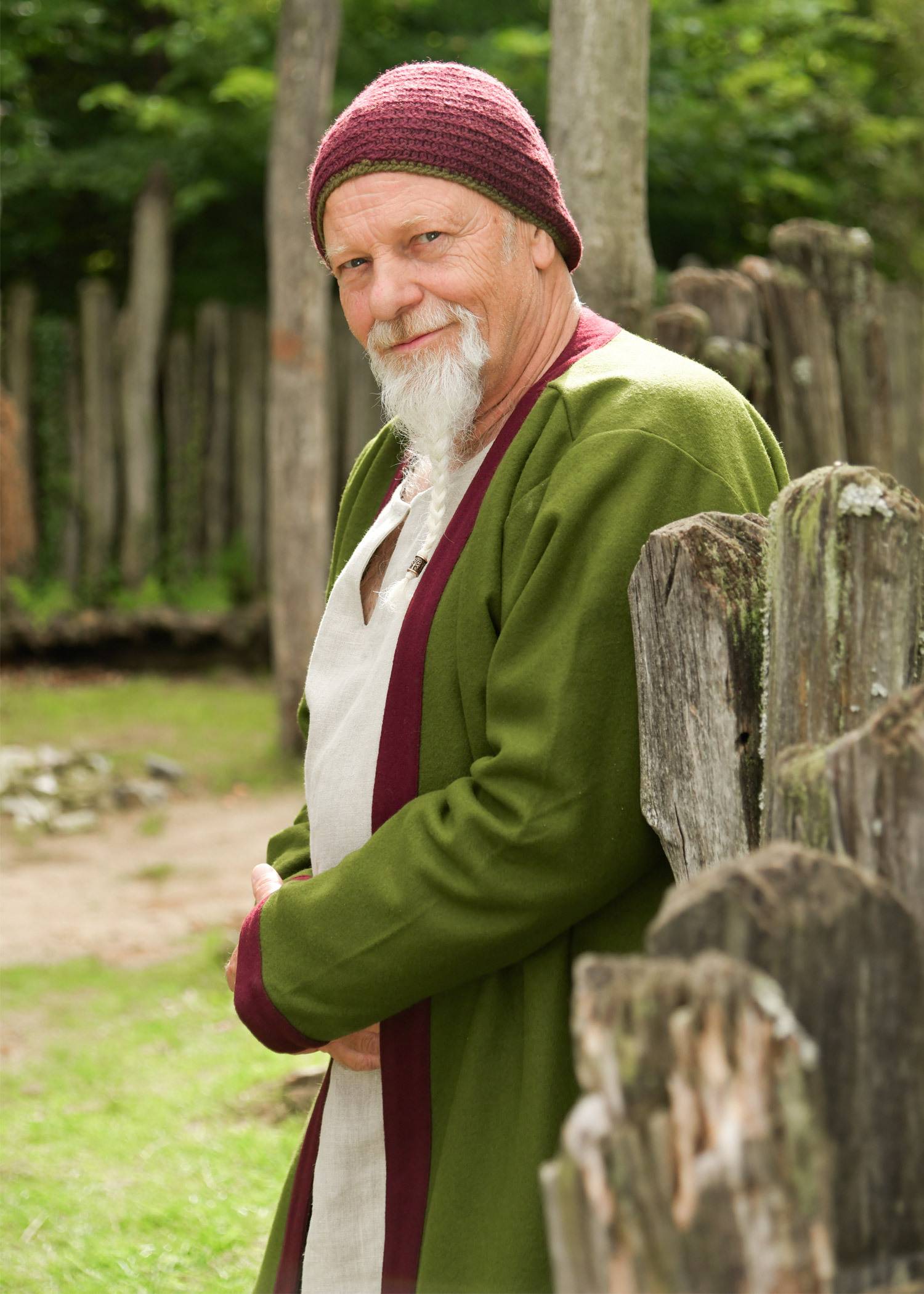 Gehaakte wollen Viking muts in bordeauxrood en groen
