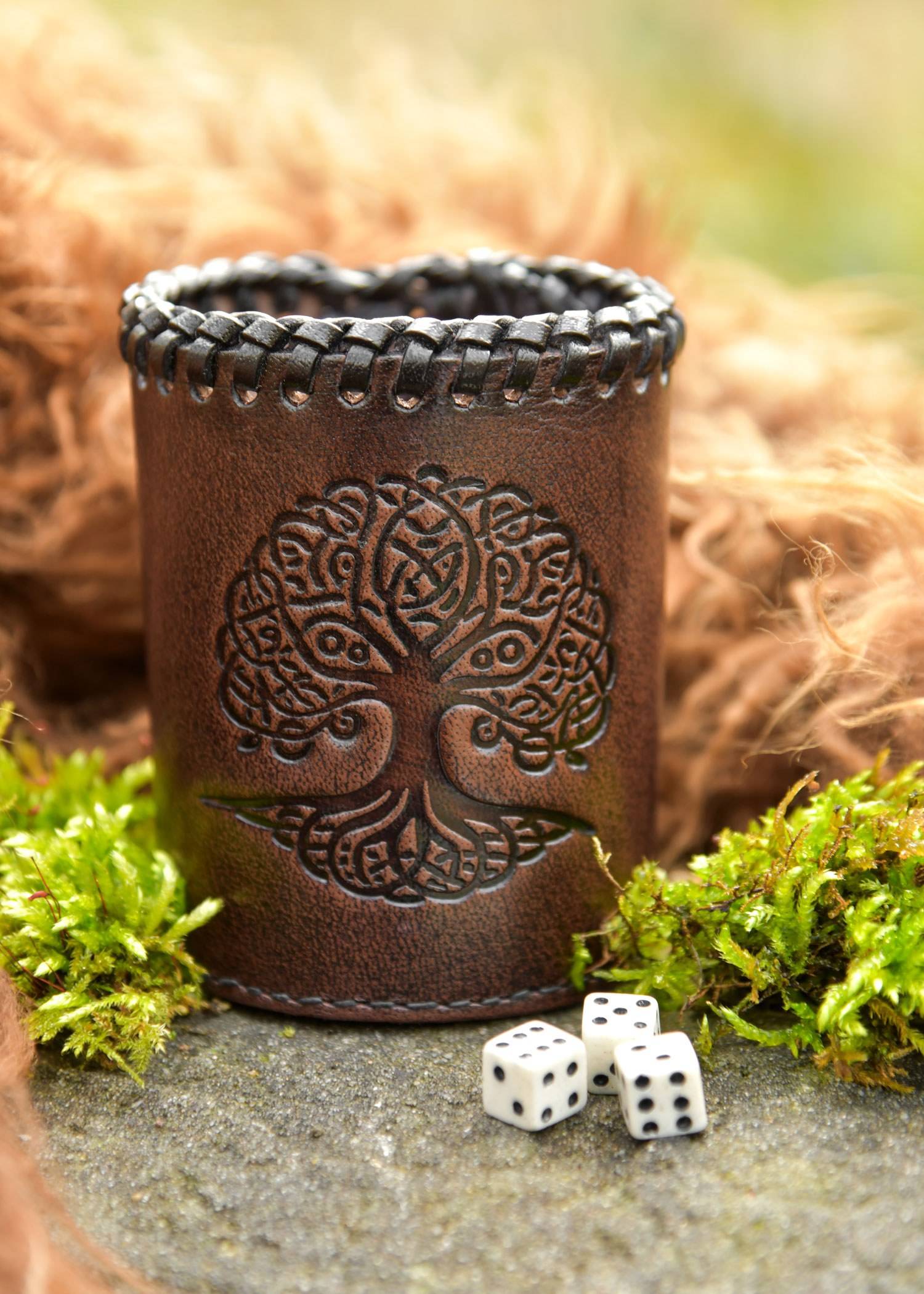 Leren dobbelbeker met Yggdrasil-reliëf, bruin