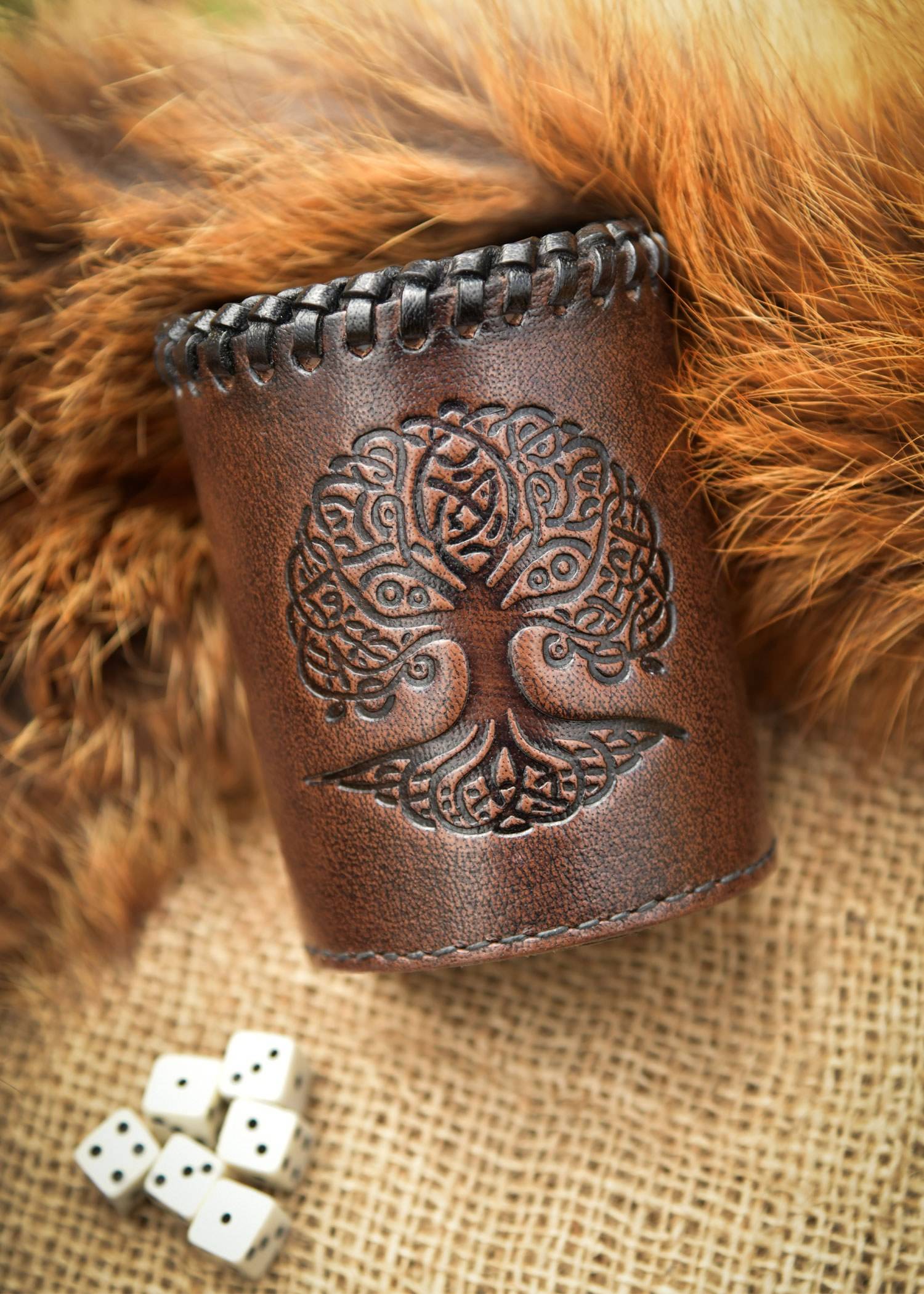 Leren dobbelbeker met Yggdrasil-reliëf, bruin