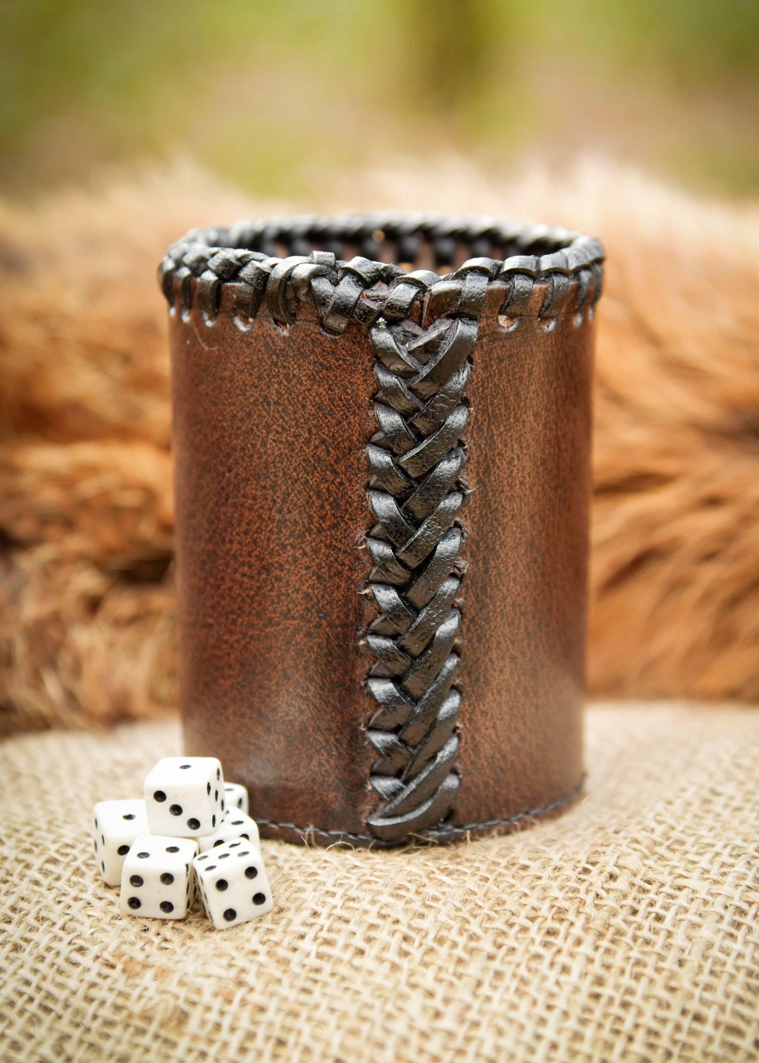 Leren dobbelbeker met Yggdrasil-reliëf, bruin
